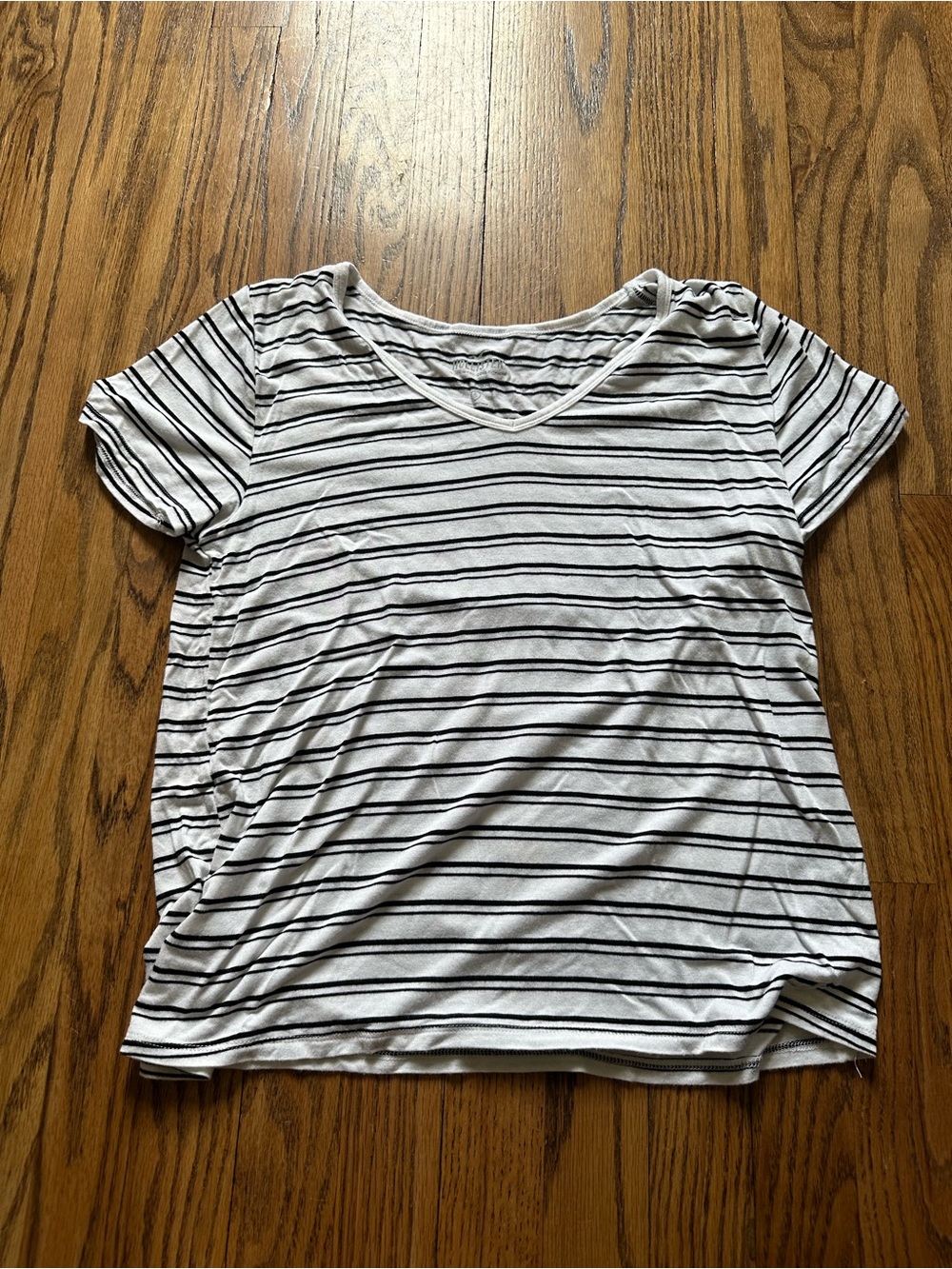 Hollister Basic Black & White Striped V Neck Tee Size Small